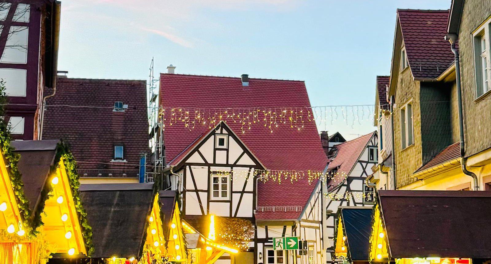 Schmuckers Ferienstube mit der Beleuchtung des zauberhaften Weihnachtsmarkts in Michelstadt im Odenwald